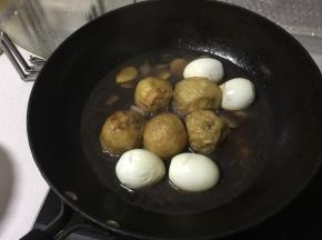 煮10分钟后加入鸡蛋继续烧