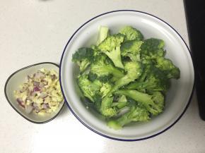 将西兰花洗净，用刀切成小块，将洋葱、葱姜蒜切碎备用