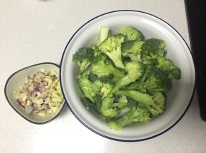 将西兰花洗净，用刀切成小块，将洋葱、葱姜蒜切碎备用