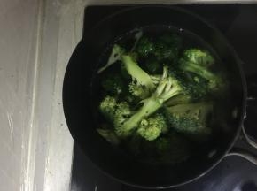将西兰花放在沸水中焯一下，加点儿油和盐