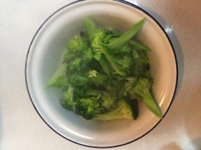 焯好的西蓝花出锅放在盆里沥水
