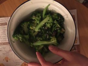 在锅里加入西兰花，翻炒几下，加入适量的盐，即可出锅