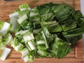 将小白菜洗净切段，蒜和洋葱切碎