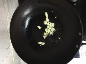 在锅里加少量的油，把蒜煸香