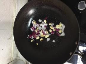 在锅里加入洋葱沫一起炒香