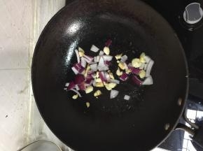 在锅里加入洋葱沫一起炒香