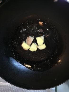 在锅里加入油，把姜、大葱炒一下