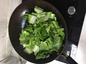 再加入小白菜翻炒，并加入半勺盐