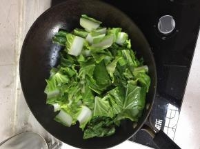 再加入小白菜翻炒，并加入半勺盐