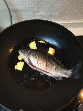 在油锅里下入鱼