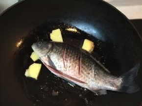 在油锅里下入鱼