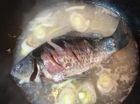 锅里加入开水