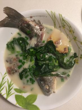 油麦菜煮2分钟后乘出来，撒入小葱即可