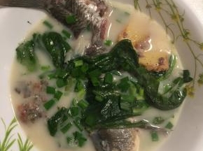 油麦菜煮2分钟后乘出来，撒入小葱即可