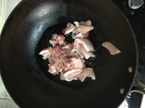 在锅里加少量的油，把五花肉加入煸2分钟，加入少量料酒、盐和糖，大火煸出水汽