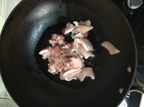 在锅里加少量的油，把五花肉加入煸2分钟，加入少量料酒、盐和糖，大火煸出水汽