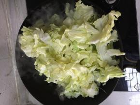 在锅里加入包菜