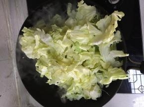 在锅里加入包菜