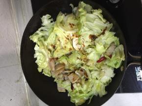 加入少量酱油提鲜味，咸味要是还不够的话加入盐