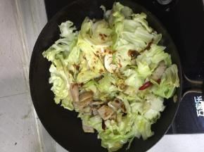 加入少量酱油提鲜味，咸味要是还不够的话加入盐