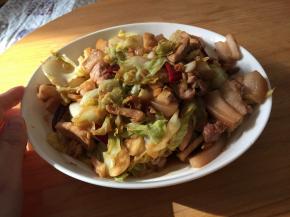 大火炒2-3分钟后立即出锅，时间不要长，否则包菜出太多水，味道就不好啦