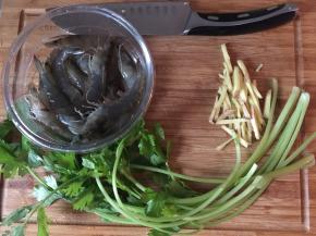 将鲜虾、香芹洗干净，把生姜切丝