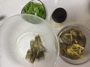 把鲜虾的头和身体分离，香芹切碎，虾的身体用姜丝、胡椒粉、盐腌制半小时