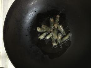 在锅里加入油，煎炸虾头