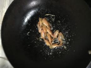 虾头炸至金黄后捞出来，留着锅里的油