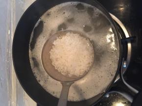 另起一锅，把大米淘净放进锅内煮粥