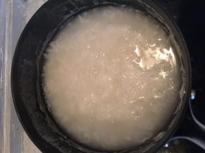 锅里的粥需煮至粘稠