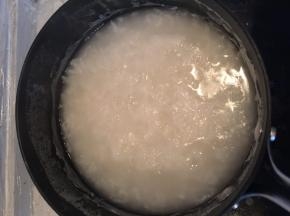 锅里的粥需煮至粘稠