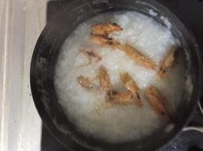 将虾头和虾油都倒进粥里熬制