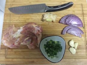 将鸡腿肉洗干净，用刀背剁一剁，保证肉质松散，将洋葱、葱姜蒜切碎备用