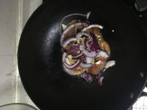 锅里加入少许油，把鸡腿带皮的那面儿放在下面用火煎制，火小一点哈