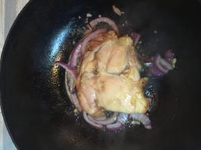 煎到正面发白翻个面儿继续煎