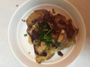 鸡腿煎好后撒上葱花即可出锅