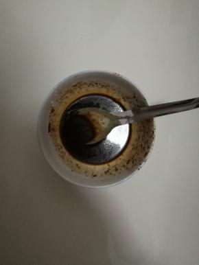 拌酱汁：将准备好的蚝油、醋、老抽、生抽、糖和盐搅拌均匀