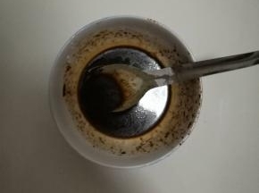 拌酱汁：将准备好的蚝油、醋、老抽、生抽、糖和盐搅拌均匀