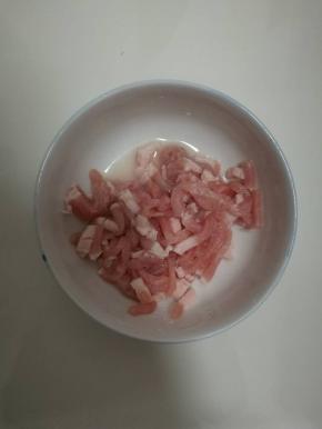 猪肉切丝，用淀粉腌制