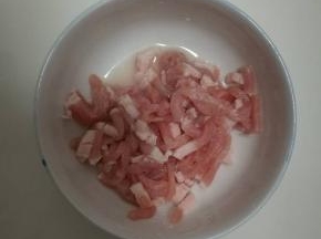 猪肉切丝，用淀粉腌制