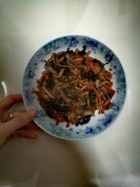 热锅凉油，下锅炒肉丝，轻轻翻炒至变色之后，倒入切好的葱姜蒜末，炒香之后，再加入胡萝卜、木耳丝，继续翻炒，.倒入准备好的酱汁，炒至均匀上色即可