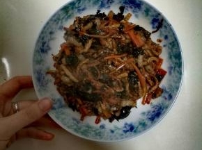 热锅凉油，下锅炒肉丝，轻轻翻炒至变色之后，倒入切好的葱姜蒜末，炒香之后，再加入胡萝卜、木耳丝，继续翻炒，.倒入准备好的酱汁，炒至均匀上色即可