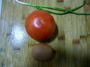 将番茄洗干净切块，将鸡蛋搅匀，葱切成葱花