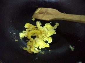 锅里放少许油，油热后先倒入鸡蛋炒熟（鸡蛋易熟，倒入后几秒可立即盛起来放好）