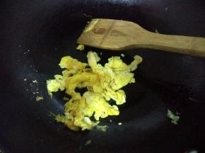 锅里放少许油，油热后先倒入鸡蛋炒熟（鸡蛋易熟，倒入后几秒可立即盛起来放好）