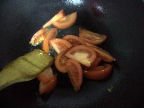 鸡蛋盛起来，再倒入少许油，炒西红柿。