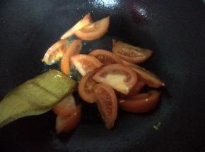 鸡蛋盛起来，再倒入少许油，炒西红柿。