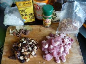 香菇提前泡发。五花肉切丁，香菇也切丁备用