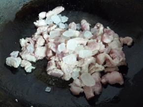 烧适量开水备用。小火热油，将五花肉倒入翻炒至表面变色，放入一把冰糖。